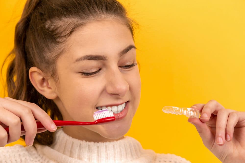 Prozirni aparatić  za zube - Invisalign umjesto fiksnih naprava